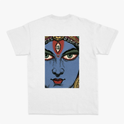 Camiseta com estampa frontal de letras estilizadas com efeito de estrela e estampa traseira de rosto detalhado em estilo ilustração com adornos.