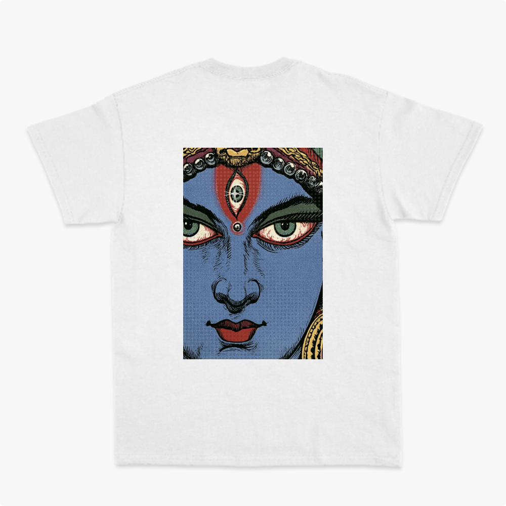 Camiseta com estampa frontal de letras estilizadas com efeito de estrela e estampa traseira de rosto detalhado em estilo ilustração com adornos.