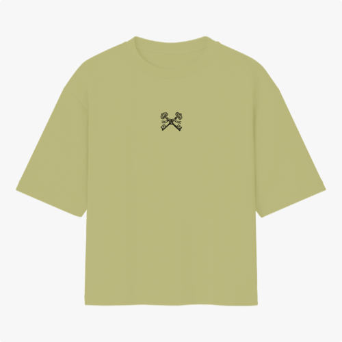 Camiseta com estampa frontal de duas chaves cruzadas estilizadas e estampa traseira de mão segurando chave com texto "Abre Caminho, o sentinela está na porta".