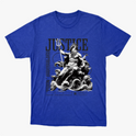Camiseta com estampa frontal de deidade mitológica segurando um tridente sobre ondas, acompanhada das palavras "Justice", "Train Bodybuilder" e outros textos decorativos.