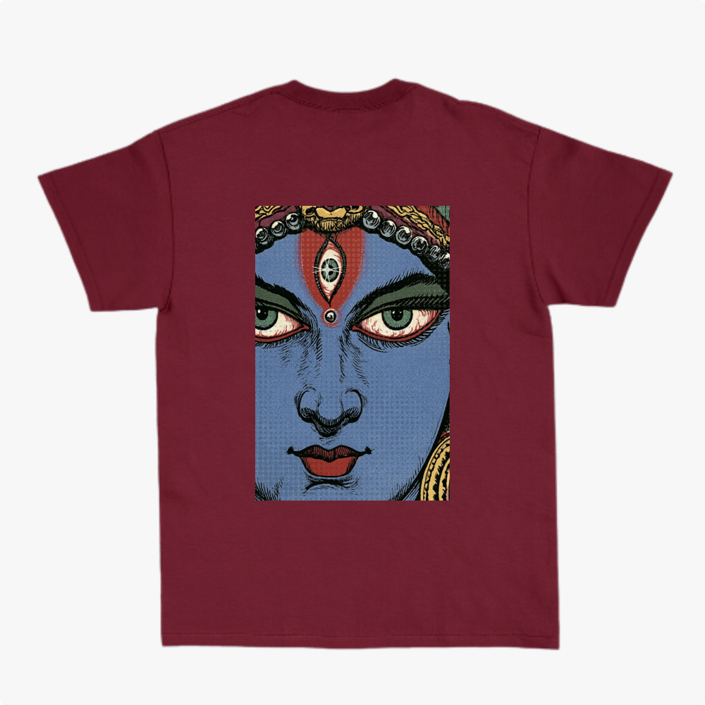 Camiseta com estampa frontal de letras estilizadas com efeito de estrela e estampa traseira de rosto detalhado em estilo ilustração com adornos.