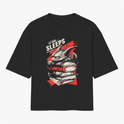 Camiseta com estampa frontal de um dragão adormecido empilhado sobre livros, detalhes de "zzz" ao redor, criando um visual de fantasia única e envolvente.