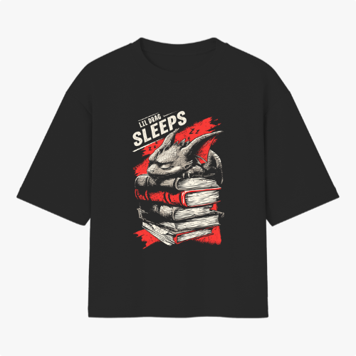 Camiseta com estampa frontal de um dragão adormecido empilhado sobre livros, detalhes de "zzz" ao redor, criando um visual de fantasia única e envolvente.
