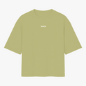 Camiseta com estampa frontal de logotipo minimalista composto por letras estilizadas e modernas dispostas de forma limpa e centralizada.