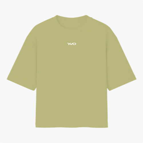 Camiseta com estampa frontal de logotipo minimalista composto por letras estilizadas e modernas dispostas de forma limpa e centralizada.