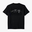 Camiseta com estampa frontal de texto "RIVALS" discreto e estampa traseira de carros de corrida sob texto "THE LAST LAP WAS NEVER JUST A LAP" e "RIVALS".