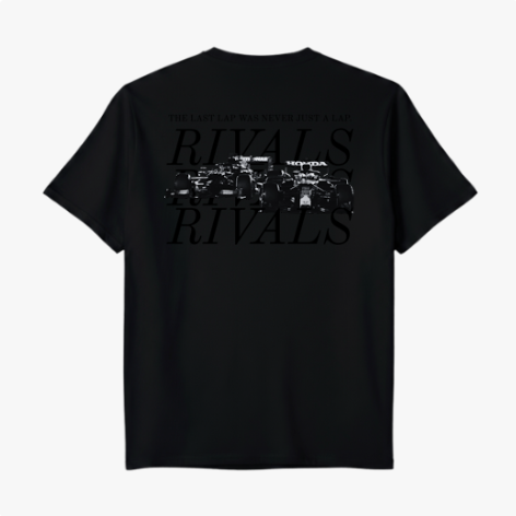 Camiseta com estampa frontal de texto "RIVALS" discreto e estampa traseira de carros de corrida sob texto "THE LAST LAP WAS NEVER JUST A LAP" e "RIVALS".