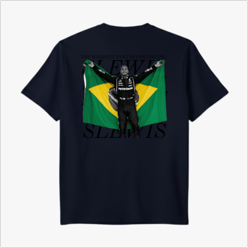Camiseta com estampa frontal de número "44" e estampa traseira com frase "THE HARDEST PART IS CONTINUING" e figura segurando bandeira do Brasil.