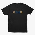 Camiseta com estampa frontal de mensagem em texto estilizado "DEUS ACIMA DE TUDO BRASIL ACIMA DE TODOS" e estampa traseira pequena com "ACIMA DE TUDO".