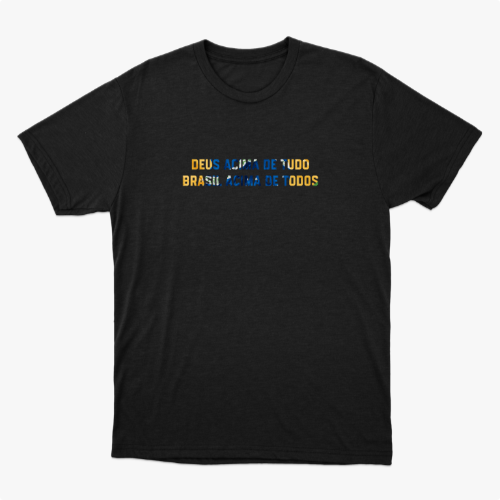 Camiseta com estampa frontal de mensagem em texto estilizado "DEUS ACIMA DE TUDO BRASIL ACIMA DE TODOS" e estampa traseira pequena com "ACIMA DE TUDO".