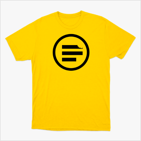 Camiseta com estampa frontal de um círculo contendo três barras horizontais e uma delas com um detalhe de mordida no canto superior esquerdo.