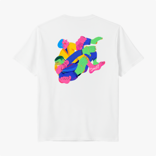Camiseta com estampa frontal de palavras sobrepostas em estilo glitch e estampa traseira de personagens coloridos em um design vibrante e dinâmico.