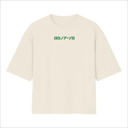 Camiseta com estampa frontal de caracteres estilizados e estampa traseira de figura guerreira empunhando espadas, rodeada por um redemoinho vibrante.