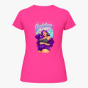 Camiseta com estampa frontal de letra estilizada curva e estampa traseira de ilustração de mulher confiante em vestuário moderno com frase "Gordelicia Sim!".