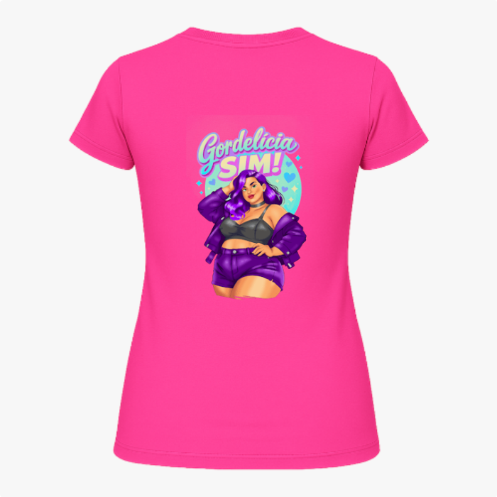 Camiseta com estampa frontal de letra estilizada curva e estampa traseira de ilustração de mulher confiante em vestuário moderno com frase "Gordelicia Sim!".