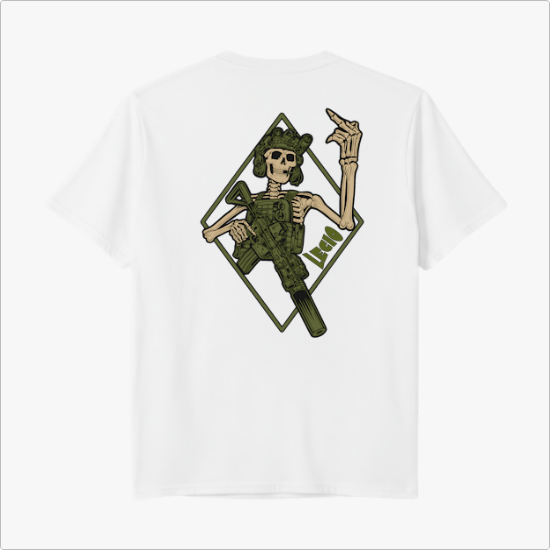 Camiseta com estampa frontal de mão levantada com dedo médio erguido e texto "Lego", e estampa traseira de esqueleto segurando rifle em losango com "Lego".