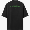 Camiseta com estampa frontal de logotipo estilizado minimalista e estampa traseira de texto motivador "STAY TRUE RIDE OR DIE" com detalhes adicionais.