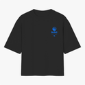 Camiseta com estampa frontal de logotipo estilizado acima da palavra "Barbell" e estampa traseira de halteres e bandeira com o texto "Barbell Nation".
