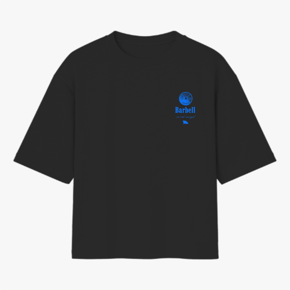 Camiseta com estampa frontal de logotipo estilizado acima da palavra "Barbell" e estampa traseira de halteres e bandeira com o texto "Barbell Nation".