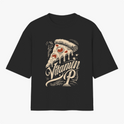 Camiseta com estampa frontal de uma fatia de pizza derretendo com detalhes de tomates e a frase estilizada "Vitamin P" em um design retrô.