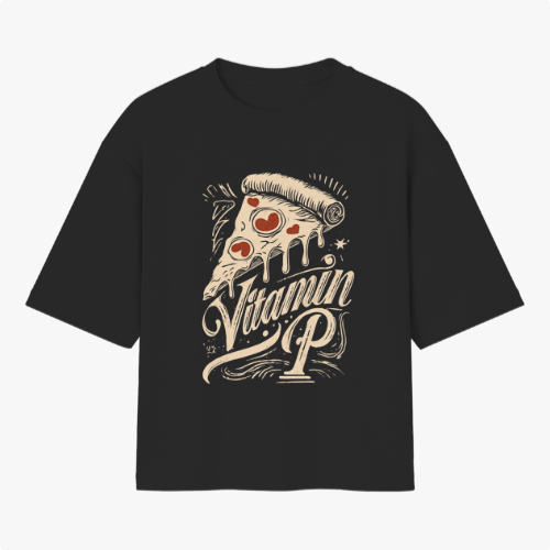 Camiseta com estampa frontal de uma fatia de pizza derretendo com detalhes de tomates e a frase estilizada "Vitamin P" em um design retrô.