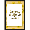 Quadro com estampa de frase centralizada em tipografia elegante, cercada por ornamentos florais delicados emoldurados por linhas finas.
