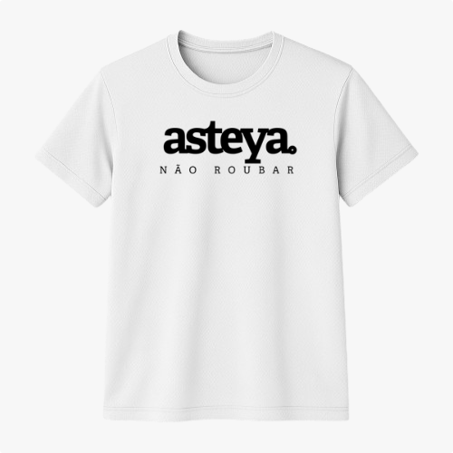 Camiseta com estampa frontal de "asteya. NÃO ROUBAR" e estampa traseira de "yamas." seguida de conceitos como "satya", "brahmacharya", "ahimsa", "asteya" e "aparigraha".