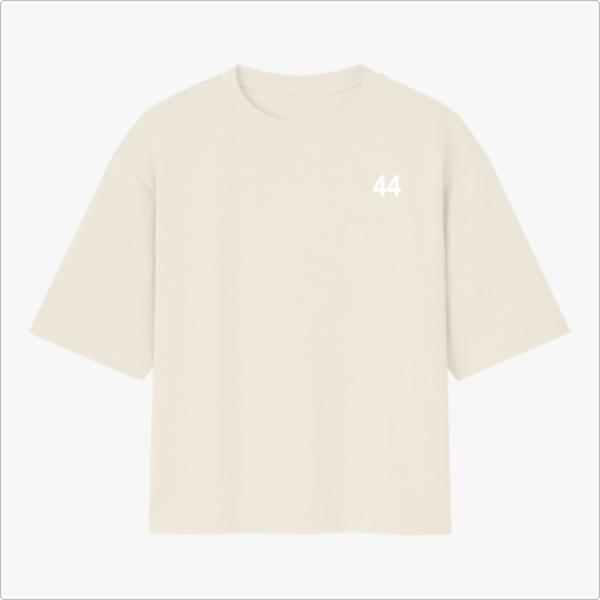 Camiseta com estampa frontal de número '44' no lado esquerdo superior e estampa traseira de pessoa segurando bandeira brasileira e textos em destaque.
