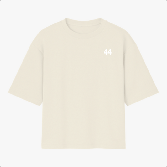 Camiseta com estampa frontal de número '44' no lado esquerdo superior e estampa traseira de pessoa segurando bandeira brasileira e textos em destaque.