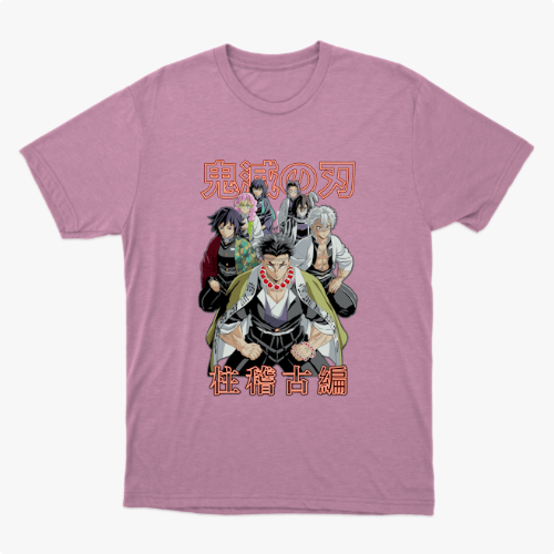 Camiseta com estampa frontal de cinco personagens de anime em pose determinada, com inscrição japonesa em destaque acima e abaixo das figuras.