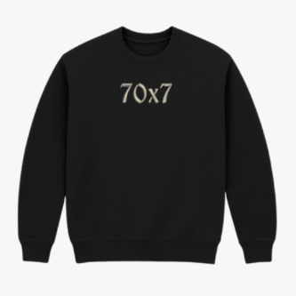 Moletom com estampa frontal de "70x7" em tipografia clara e efeito sombreado e estampa traseira minimalista com texto pequeno centralizado próximo à gola.