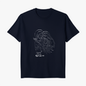 Camiseta com estampa frontal de contorno de figuras icônicas abraçando um bebê e texto abaixo, e estampa traseira de logo estilizado com coroa acima de texto.