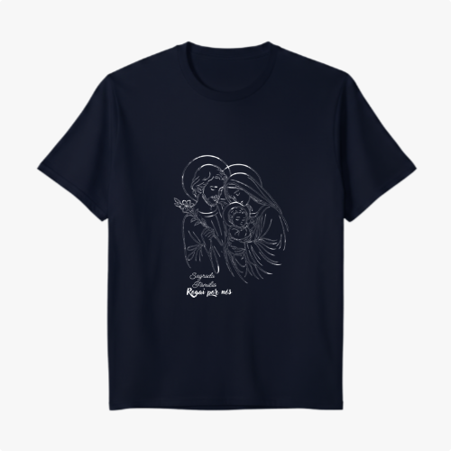 Camiseta com estampa frontal de contorno de figuras icônicas abraçando um bebê e texto abaixo, e estampa traseira de logo estilizado com coroa acima de texto.