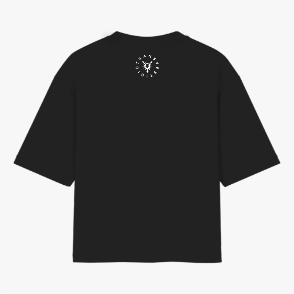 Camiseta com estampa frontal de texto "Transmasculino é raro mas acontece" e ícone; estampa traseira de gráfico circular com a palavra "TRANSVESTICO".