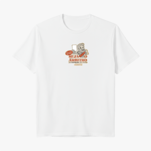 Camiseta com estampa frontal de personagem segurando um cartão vermelho e uma faixa com texto, ao lado de elementos que simbolizam arbitragem esportiva.