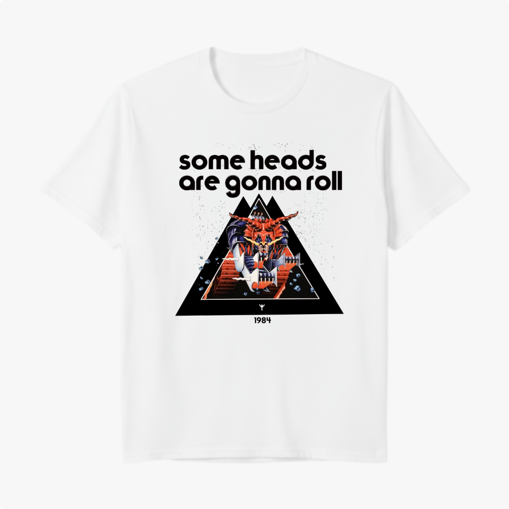 Camiseta com estampa frontal de robô sobre escadaria em triângulo, com letras "some heads are gonna roll" acima e "1984" abaixo.