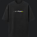 Camiseta com estampa frontal de elementos abstratos estilizados e fragmentos de rosto e estampa traseira de piloto de corrida com capacete e assinatura.