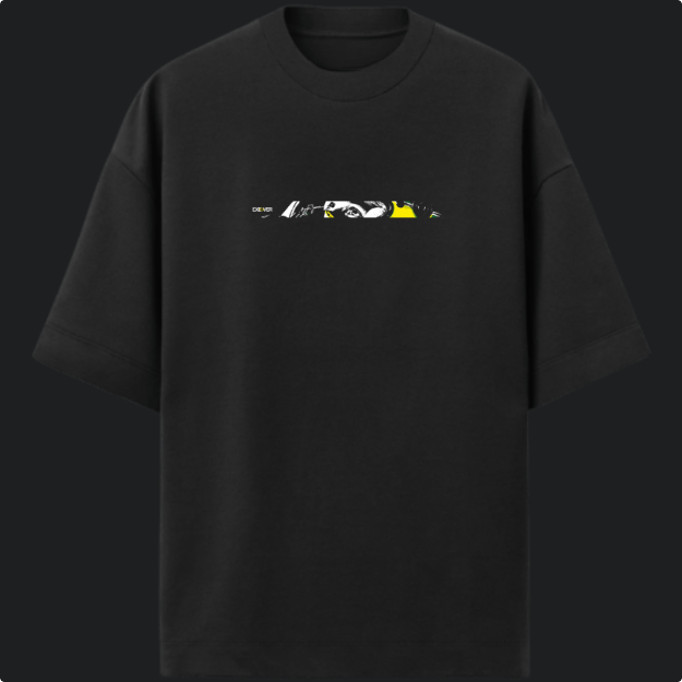 Camiseta com estampa frontal de elementos abstratos estilizados e fragmentos de rosto e estampa traseira de piloto de corrida com capacete e assinatura.