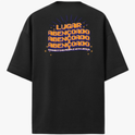 Camiseta com estampa frontal de ícone de computador retrô com a palavra "LAB" e estampa traseira de texto em camadas "LUGAR ABENÇOADO" com estrelas.