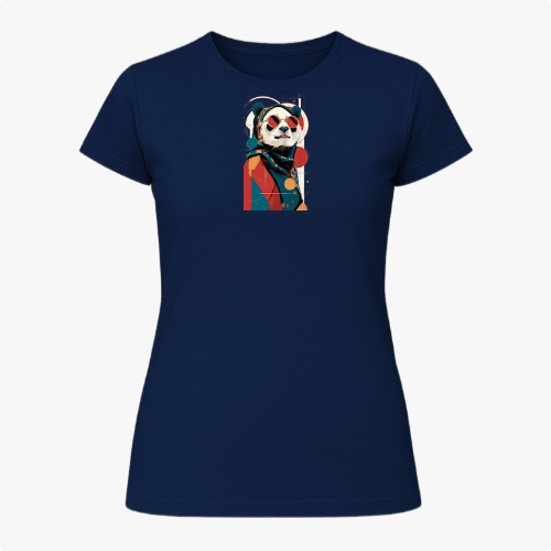 Camiseta com estampa frontal de panda estilizado, vestindo roupa clássica e chapéu, sobre fundo geométrico abstrato contrastante.
