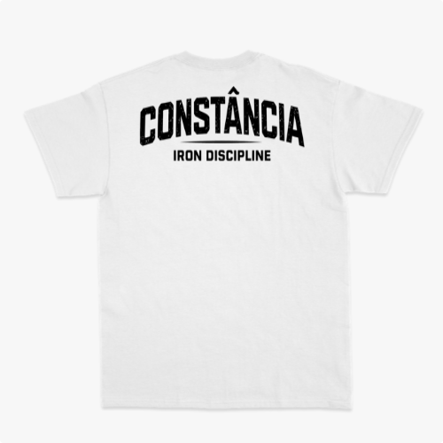 Camiseta com estampa frontal de "Iron Discipline" e design de montanhas, e estampa traseira de "CONSTÂNCIA Iron Discipline" em letras destacadas.