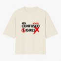Camiseta com estampa frontal de texto impactante incluindo palavras em negrito e elementos gráficos como símbolos e ícones em destaque.