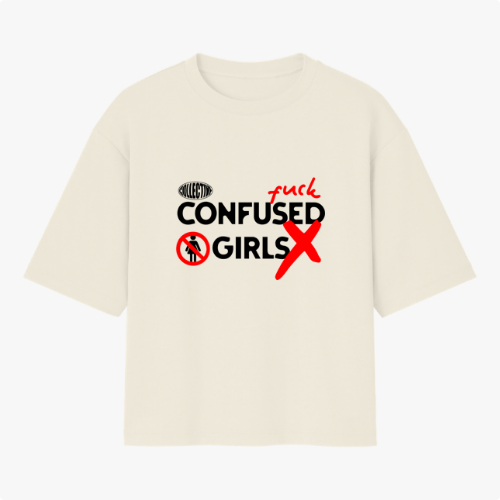 Camiseta com estampa frontal de texto impactante incluindo palavras em negrito e elementos gráficos como símbolos e ícones em destaque.