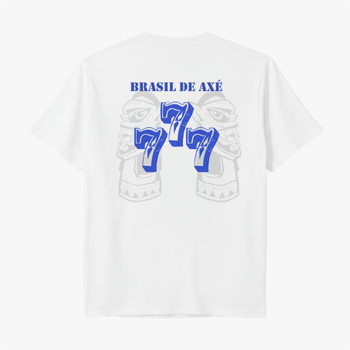 Camiseta com estampa frontal de brasão detalhado e estampa traseira de "Brasil de Axé" com números "777" estilizados sobre imagem difusa de elementos culturais.