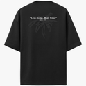 Camiseta com estampa frontal de logotipo estilizado pequeno no peito e estampa traseira de frase "Less Noise, More Class" e desenho sombreado de folhas.