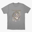 Camiseta com estampa frontal de personagem em estilo mangá, com chapéu de bruxa e elementos místicos circulares, acompanhados de texto estilizado.
