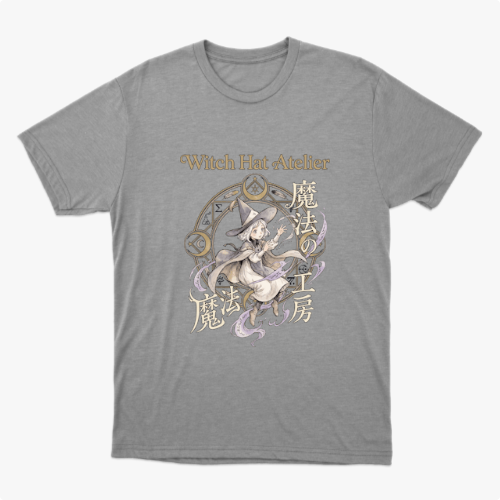 Camiseta com estampa frontal de personagem em estilo mangá, com chapéu de bruxa e elementos místicos circulares, acompanhados de texto estilizado.
