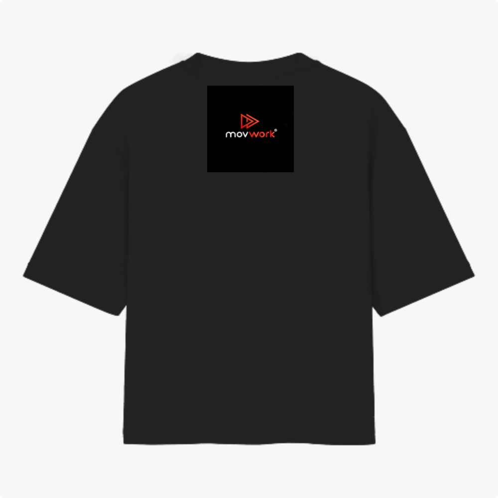 Camiseta com estampa frontal de logotipo formado por triângulo duplo e texto "movwork" estilizado, e estampa traseira repetindo o mesmo logotipo.
