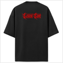 Camiseta com estampa frontal de letras estilizadas com pontas afiadas e estampa traseira de letras estilizadas maiores, ambas em design vermelho.