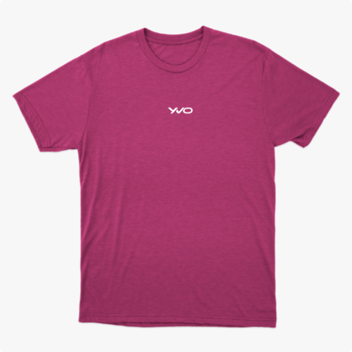Camiseta com estampa frontal de texto estilizado centrado em letras cursivas.